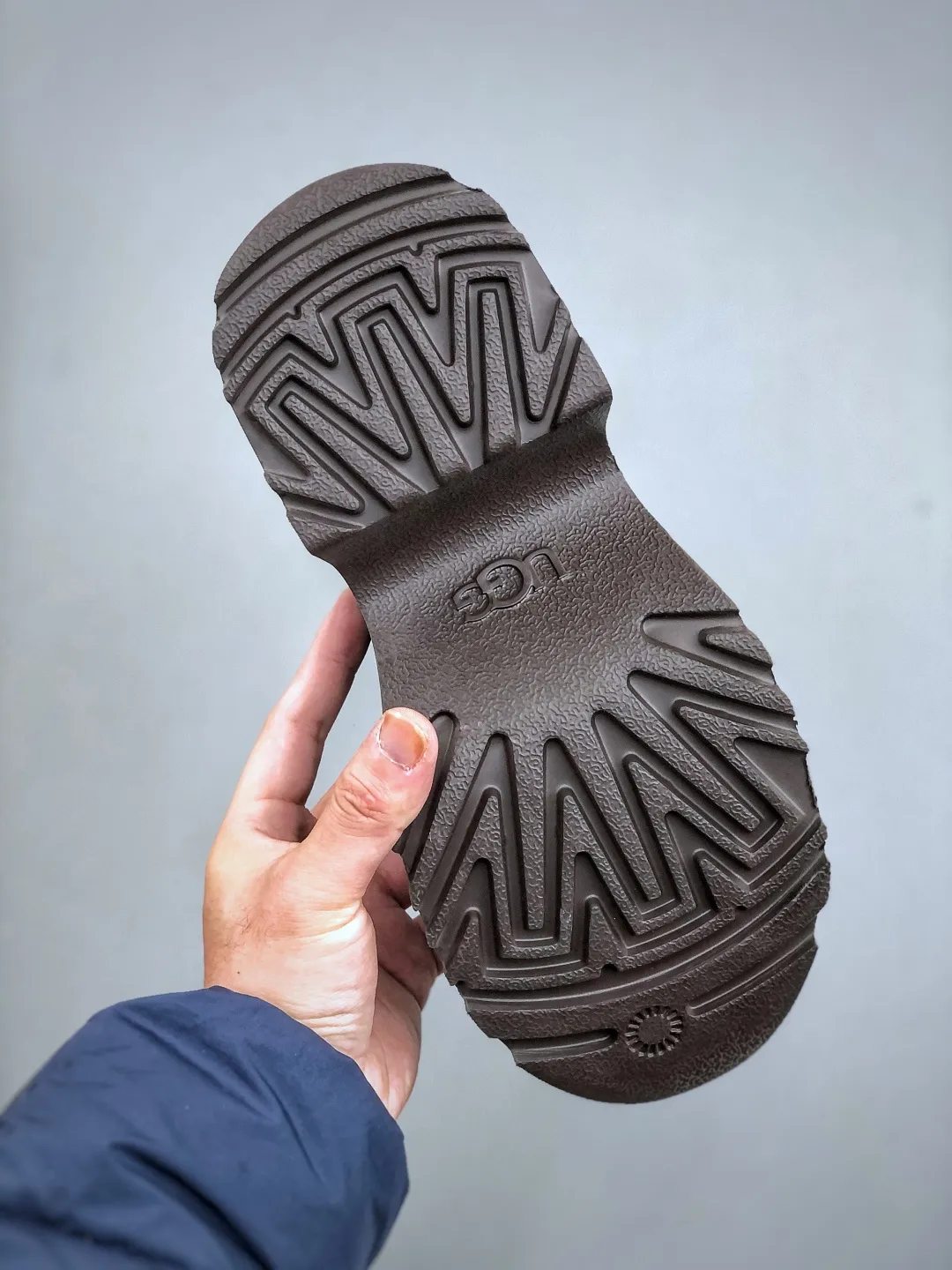 Local self-pickup💰700 supports store placement. The top version on the market UGG Fishman Thick-soled Pencil Boots. 5cm thick sole. Xiaohongshu’s hot model. Produced by a major foreign trade factory in Guangzhou. Toe box to insole are all made of genuine sheep fur. Independent outer box packaging. Chip. Waterproof technology. Differentiated from any version on the market. 5cm thick sole. Independent original development of outsole. Cashmere insole. Keep warm in winter. It is a very suitable choice for home use. In the new year, uug launches a style series. Partly catered to the preferences of young consumers, it has also moved to the forefront of fashion trends. Shoe body material: water-repellent coated suede upper, 17 mm UGGPURE™ implanted wool insole, lightweight non-slip and comfortable rubber outsole, with brand LOGO and trademark, with full packaging. Size: 35 36 37 38 39 40